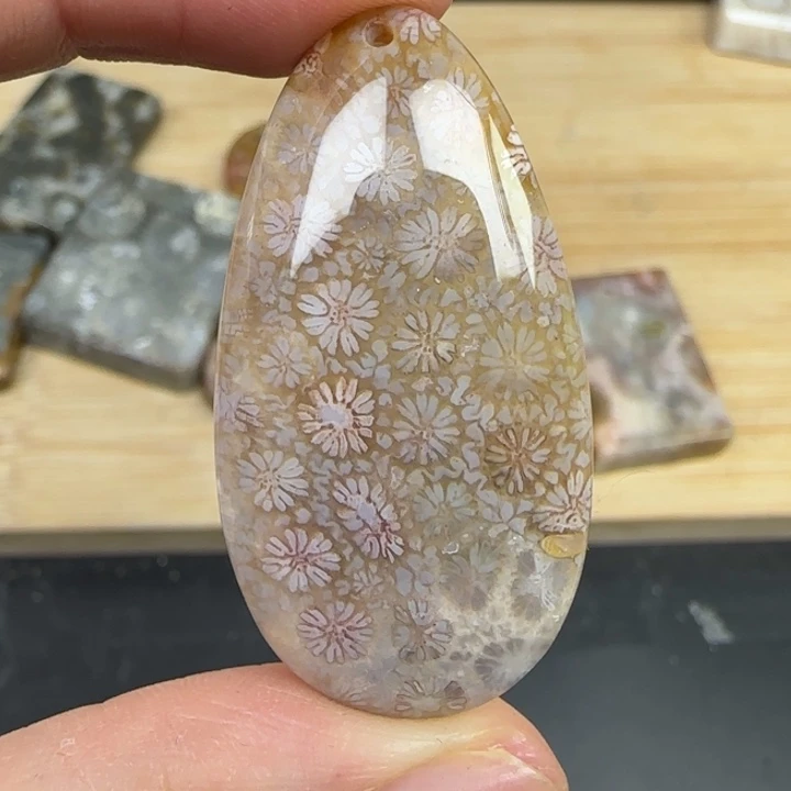 硅化玉合金颈饰粉色雏菊花