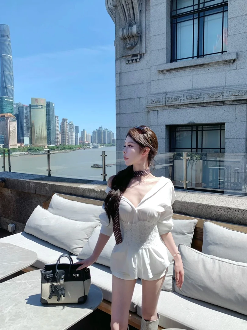 2025秋季新款高级感纯欲风气质露肩衬衫上衣配高腰显瘦短裤两件套