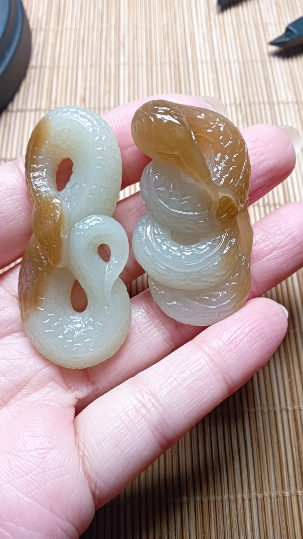 新疆和田玉糖白蛇挂件