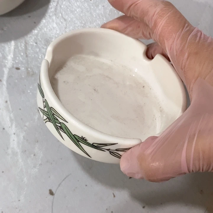 瓷片白玫牌烟灰缸