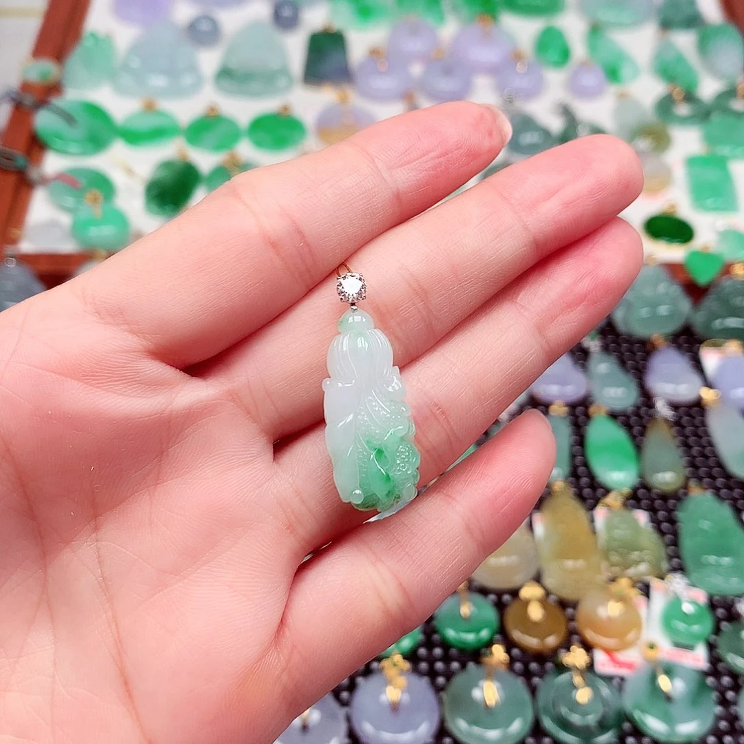 翡翠18K金镶嵌颈饰