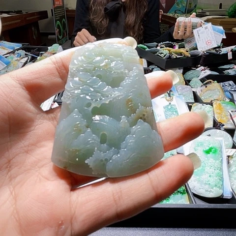 翡翠未镶嵌颈饰一个