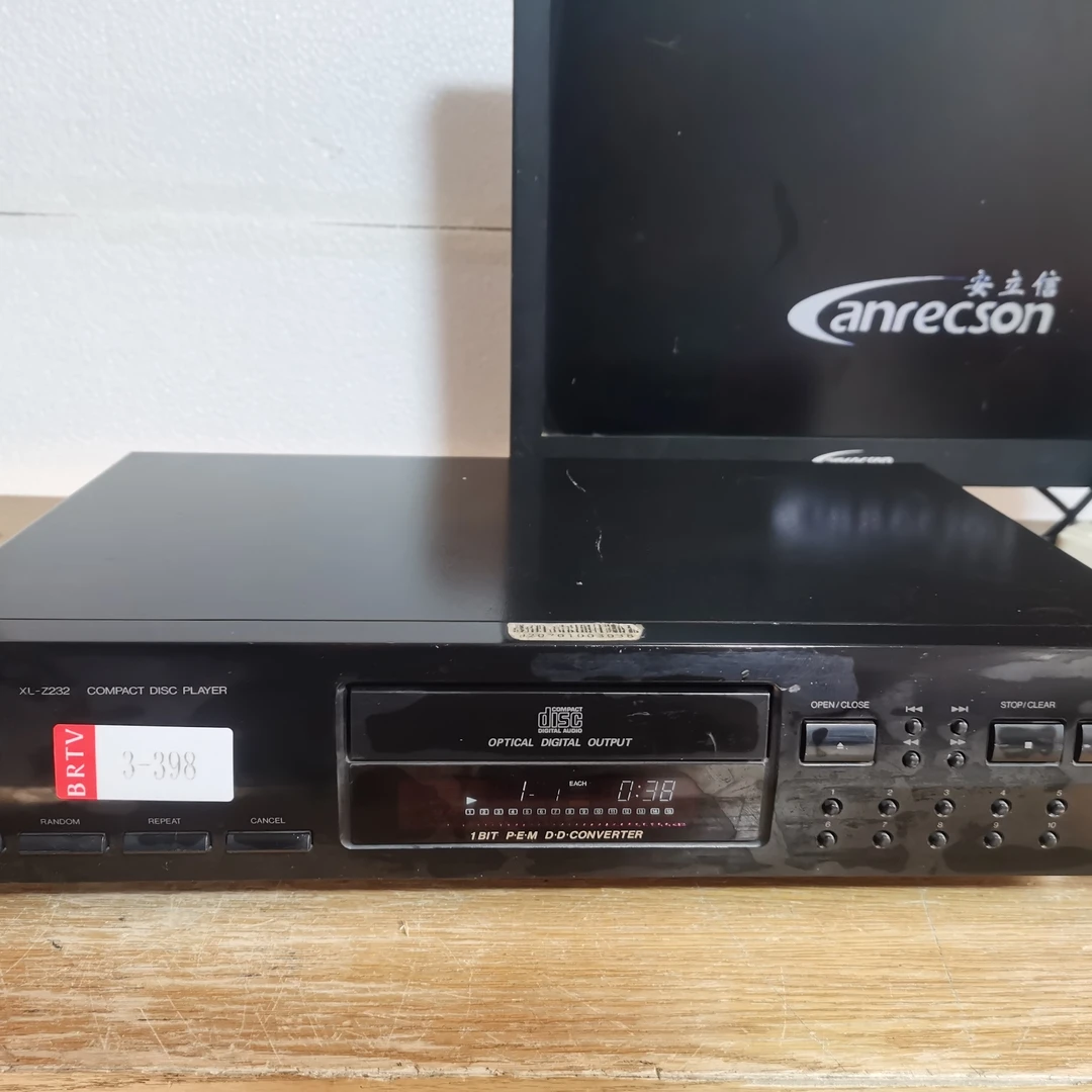 8新  232CD机没有遥控器上盖有划痕运费自理