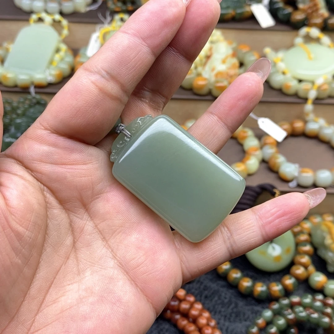 大***进透闪石质玉未镶嵌颈饰