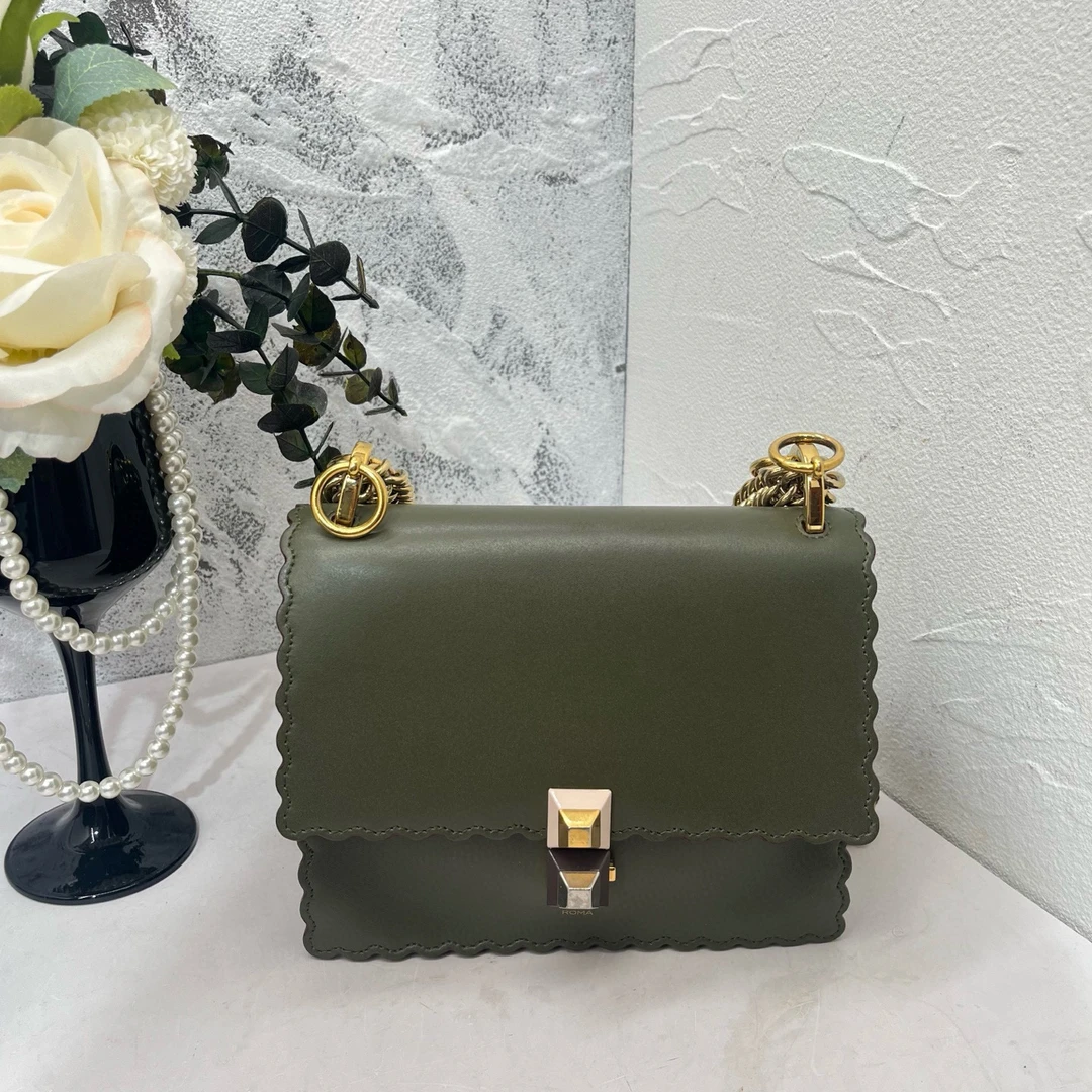 99新 FENDI/芬迪 女士经典时尚Kani系列军绿色金扣方胖子单肩斜挎