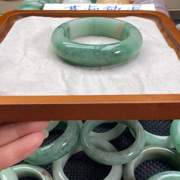 *****石英质玉未镶嵌手镯
