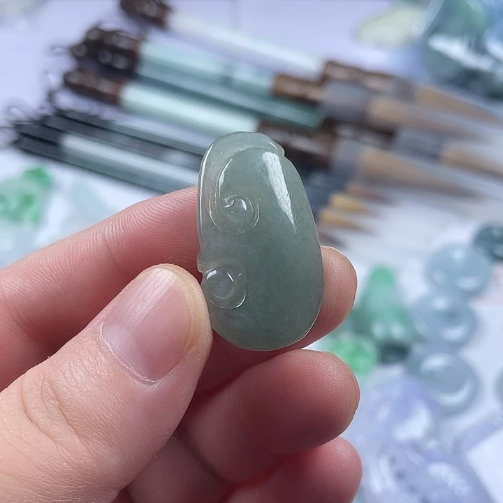 翡翠未镶嵌颈饰如意