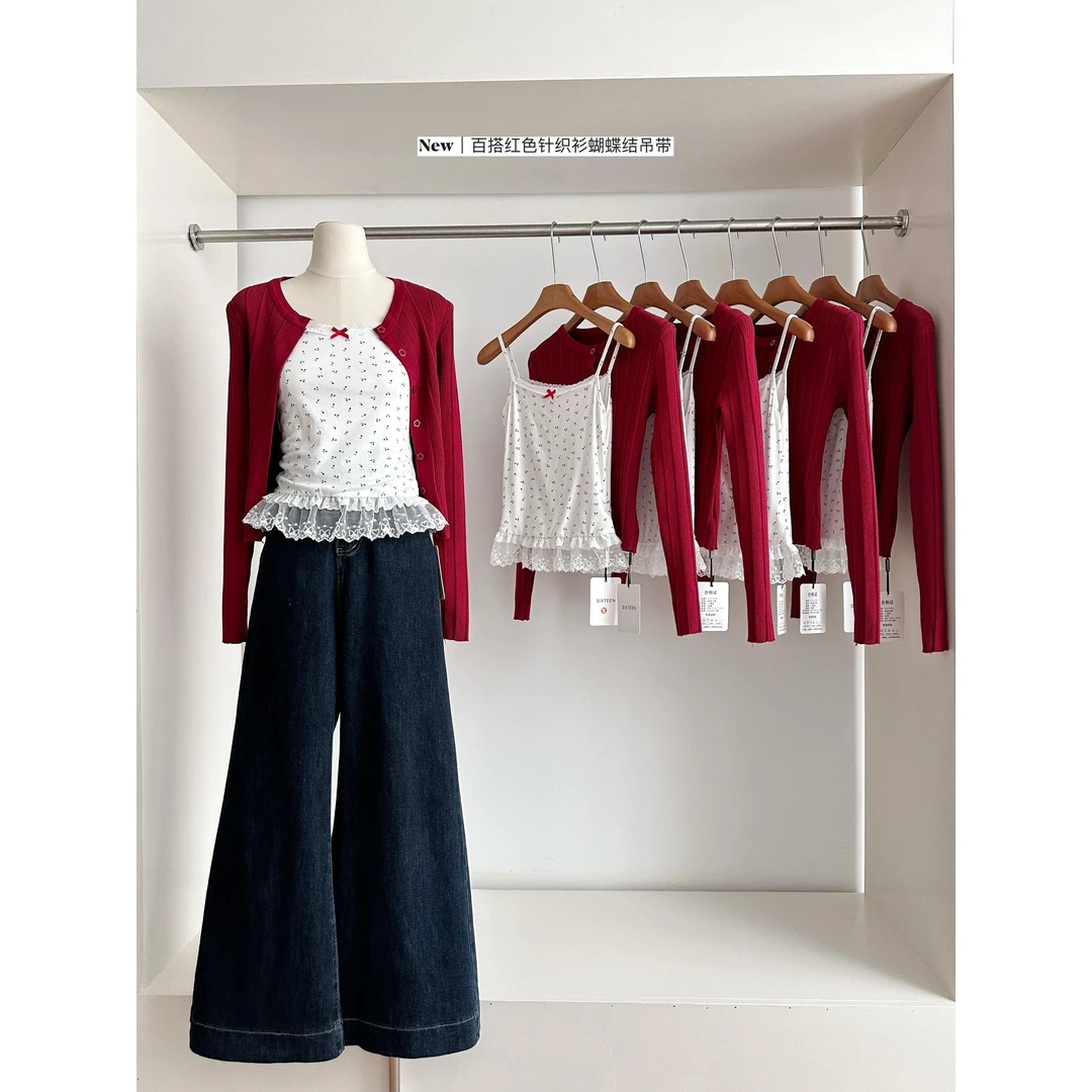 白色蝴蝶结蕾丝花边吊带背心搭配红色修身针织开衫