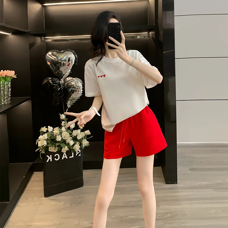 2025夏季新款时尚休闲运动套装白色t恤红色短裤宽松版显瘦减龄女