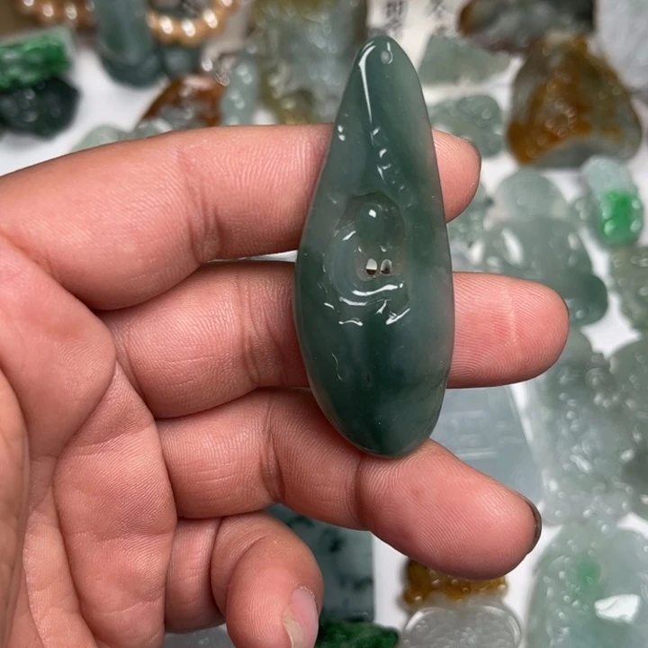 翡翠未镶嵌颈饰悟道