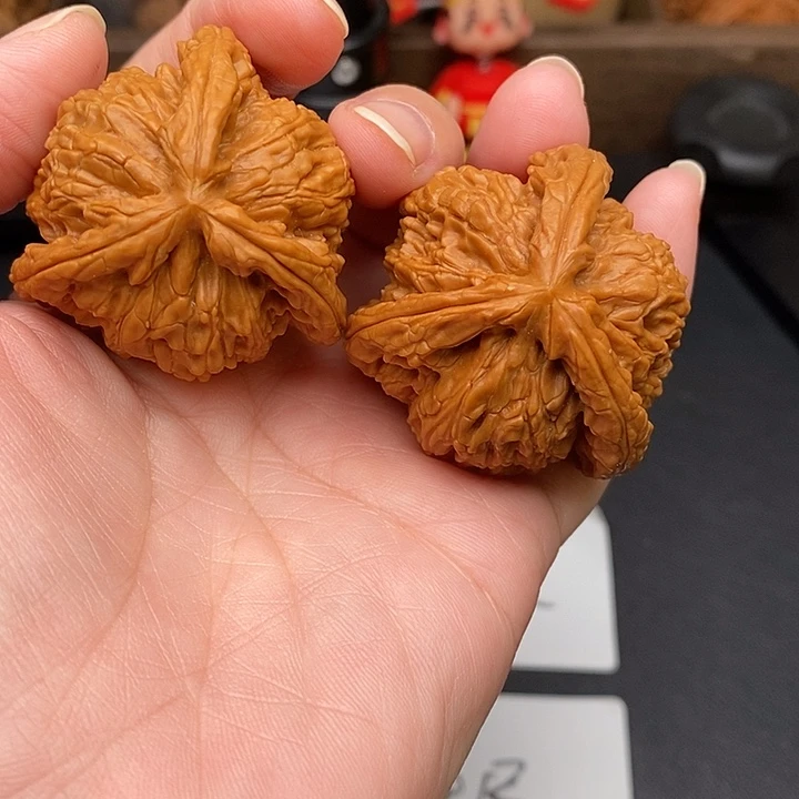 在***上文玩核桃把件白奔