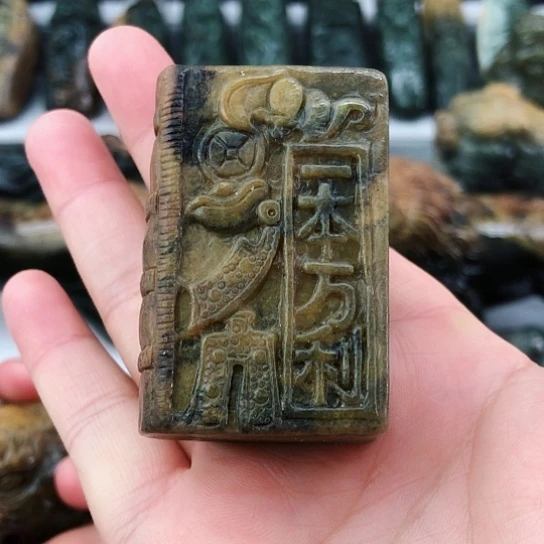未镶嵌岫岩河磨玉（透闪石质玉）把件