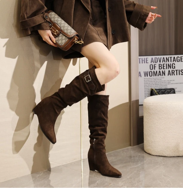 欧美性感尖头坡跟高跟长靴复古皮带扣堆堆靴平口高筒靴时装靴绒面