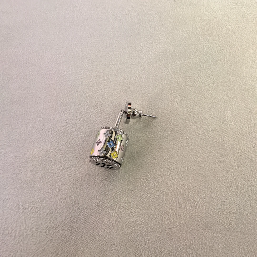 E457彩色四叶花花圆筒小背包耳钉耳饰