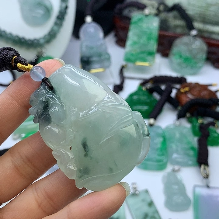 翡翠未镶嵌吊坠(赠链)