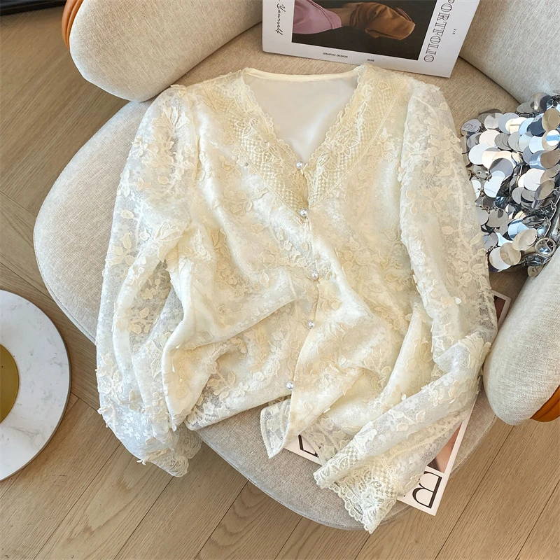 法式复古V领蕾丝2025春季新款重工刺绣花宽松显瘦内搭漂亮衬衫女