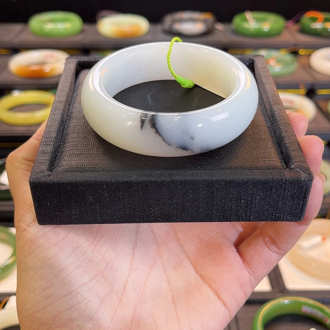 和田玉未镶嵌手镯油糕底白底青花