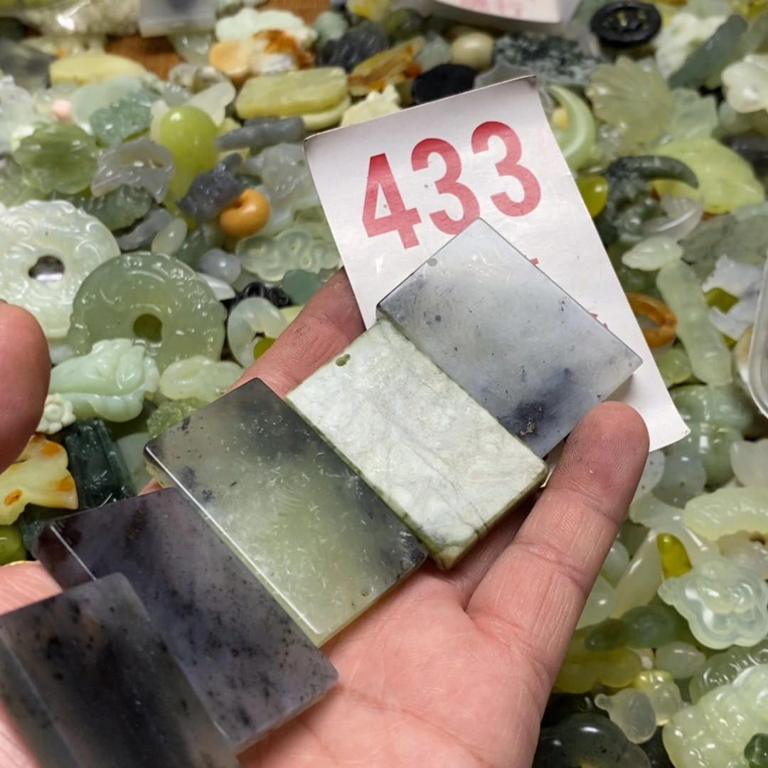 蛇纹石玉挂坠未镶嵌