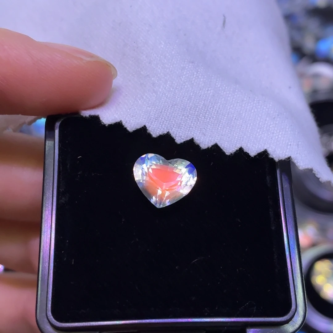 月光石裸石马岛全净体爱心9.8mm