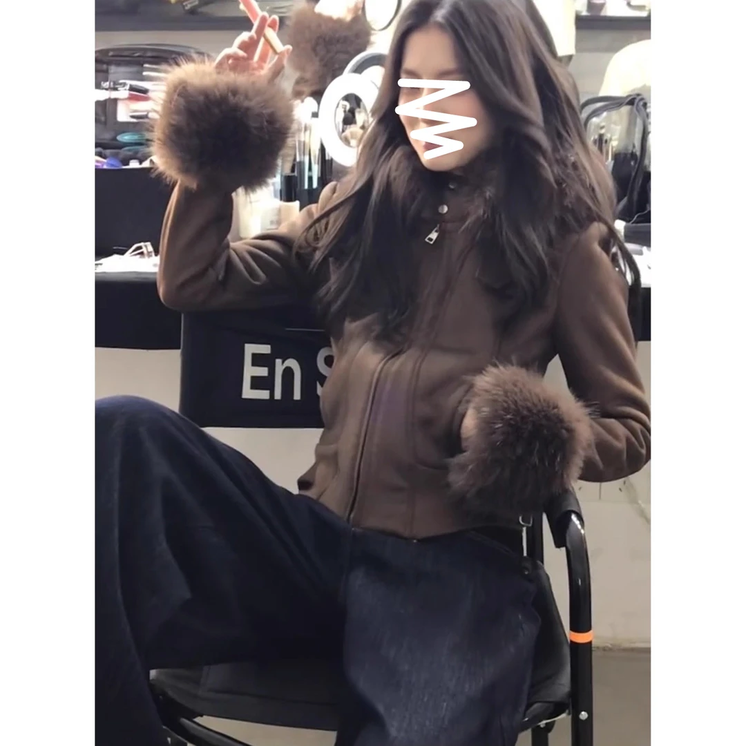 深棕色麂皮绒毛领连帽外套女秋冬2025年新款修身显瘦皮毛一体外衣