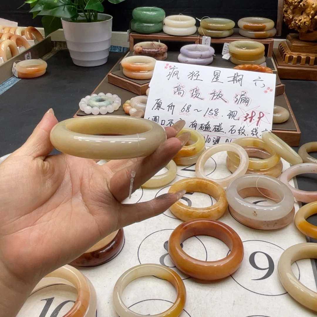 董****石英岩玉未镶嵌手镯
