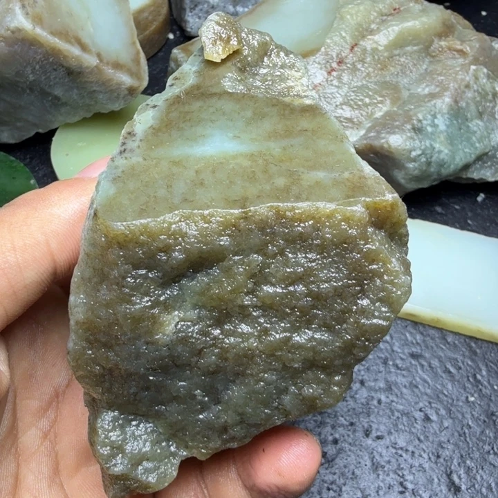 和田玉（糖玉）未镶嵌珠宝奇石