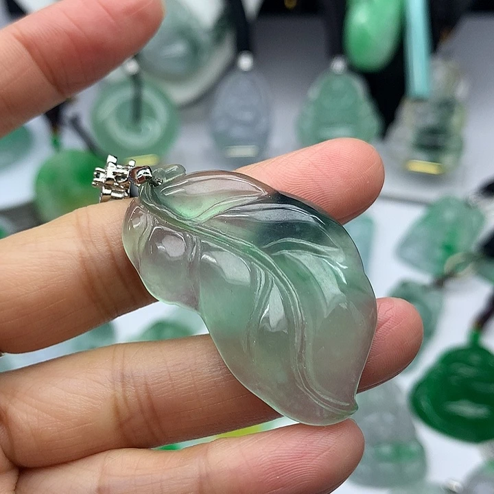 翡翠未镶嵌吊坠(赠链)