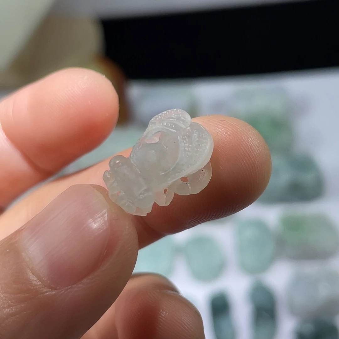 翡翠未镶嵌颈饰蜜蜂