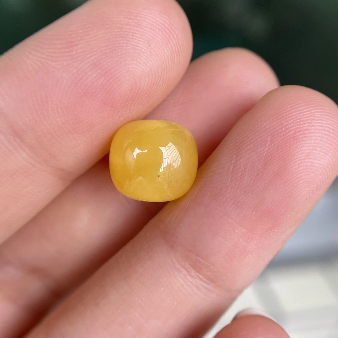 蜜蜡胶皮鸡油黄老型配饰10.3×9.4mm，清货不退，丁点植物点，