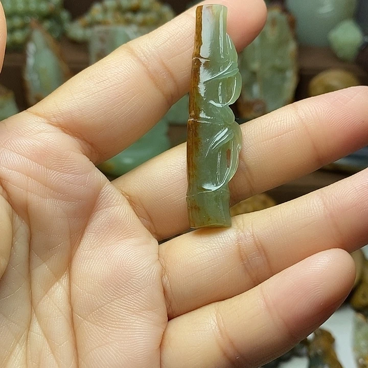 颈饰未镶嵌岫岩河磨玉（透闪石质玉）