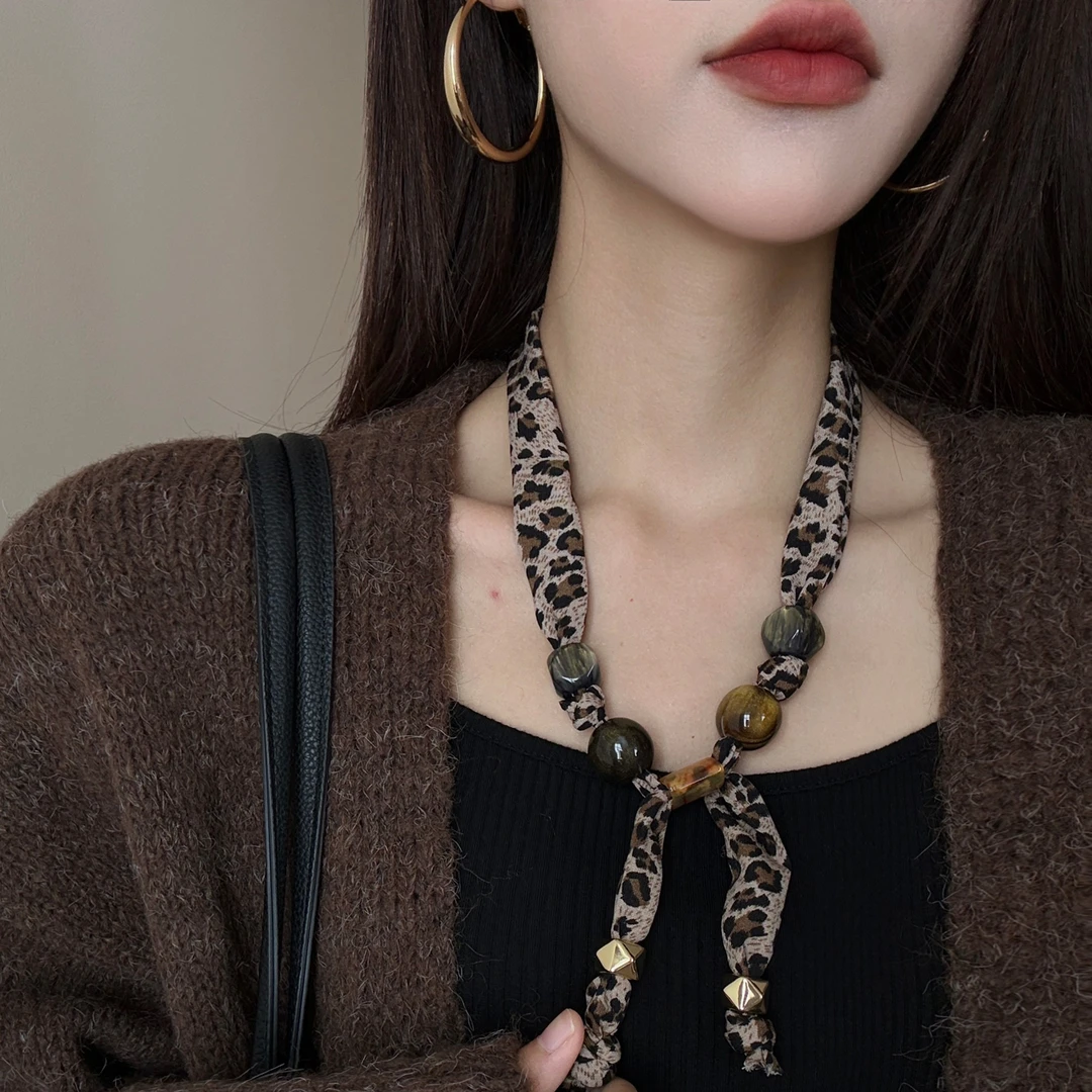 咖色美拉德豹纹爱心项链丝巾女高级感小众设计复古毛衣搭配配饰潮