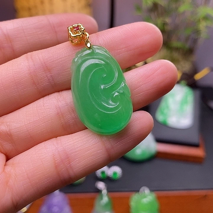 翡翠未镶嵌吊坠(赠链)