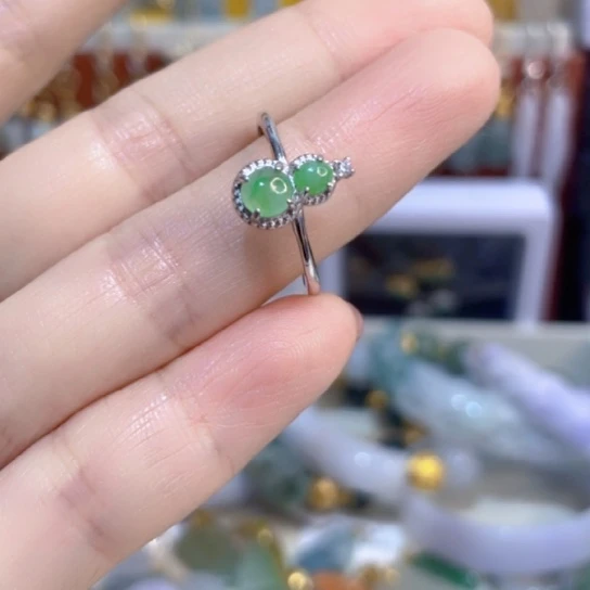 翡翠未镶嵌颈饰葫芦介指