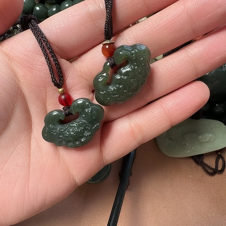 紫***悠和田玉未镶嵌颈饰