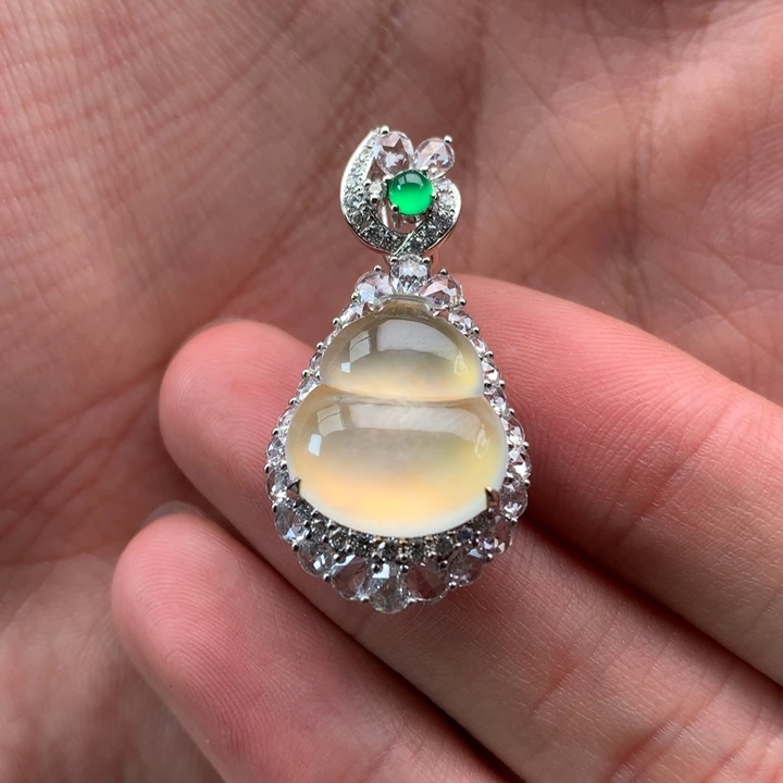 翡翠颈饰18K金镶嵌翡翠吊坠