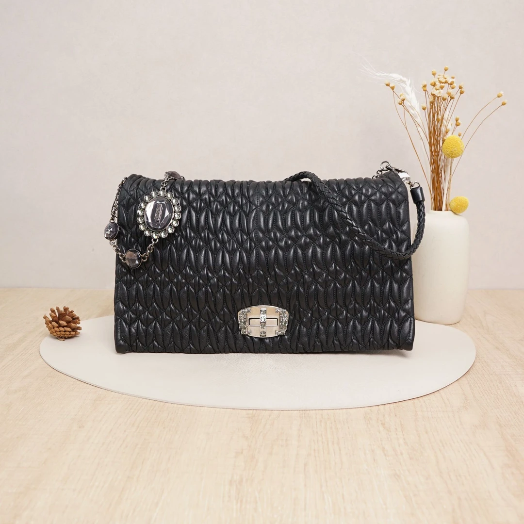 95新 MIU MIU/缪缪 缪缪宝石链条单肩斜挎包大号黑色/DS037603