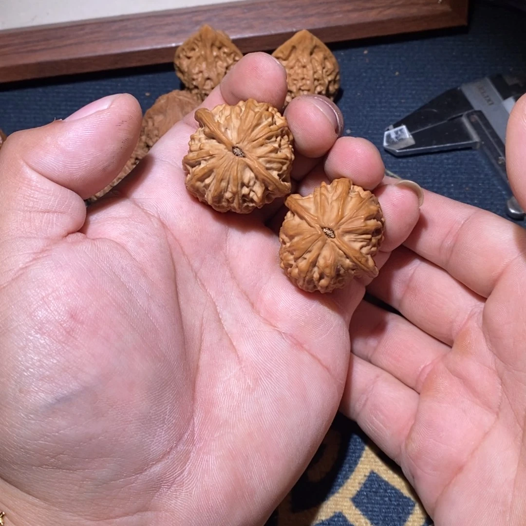 文玩核桃吊坠金牛