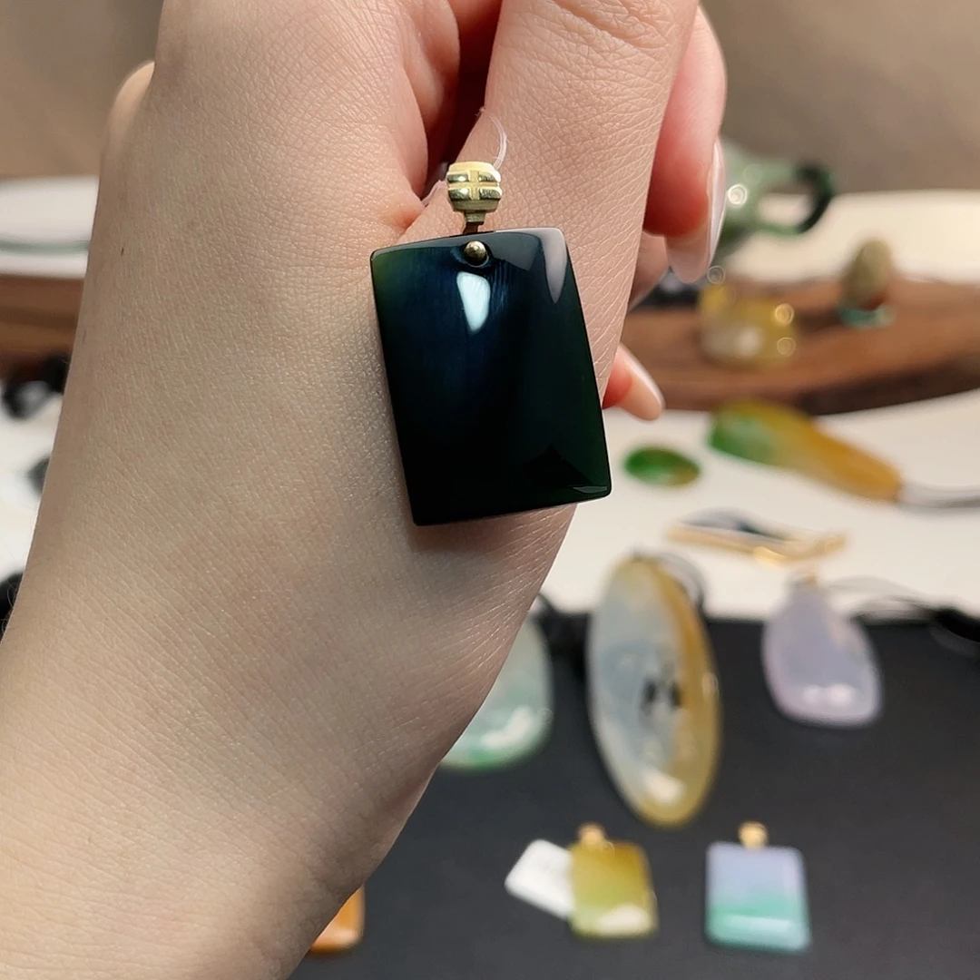 翡翠18K金镶嵌颈饰墨翠无事牌