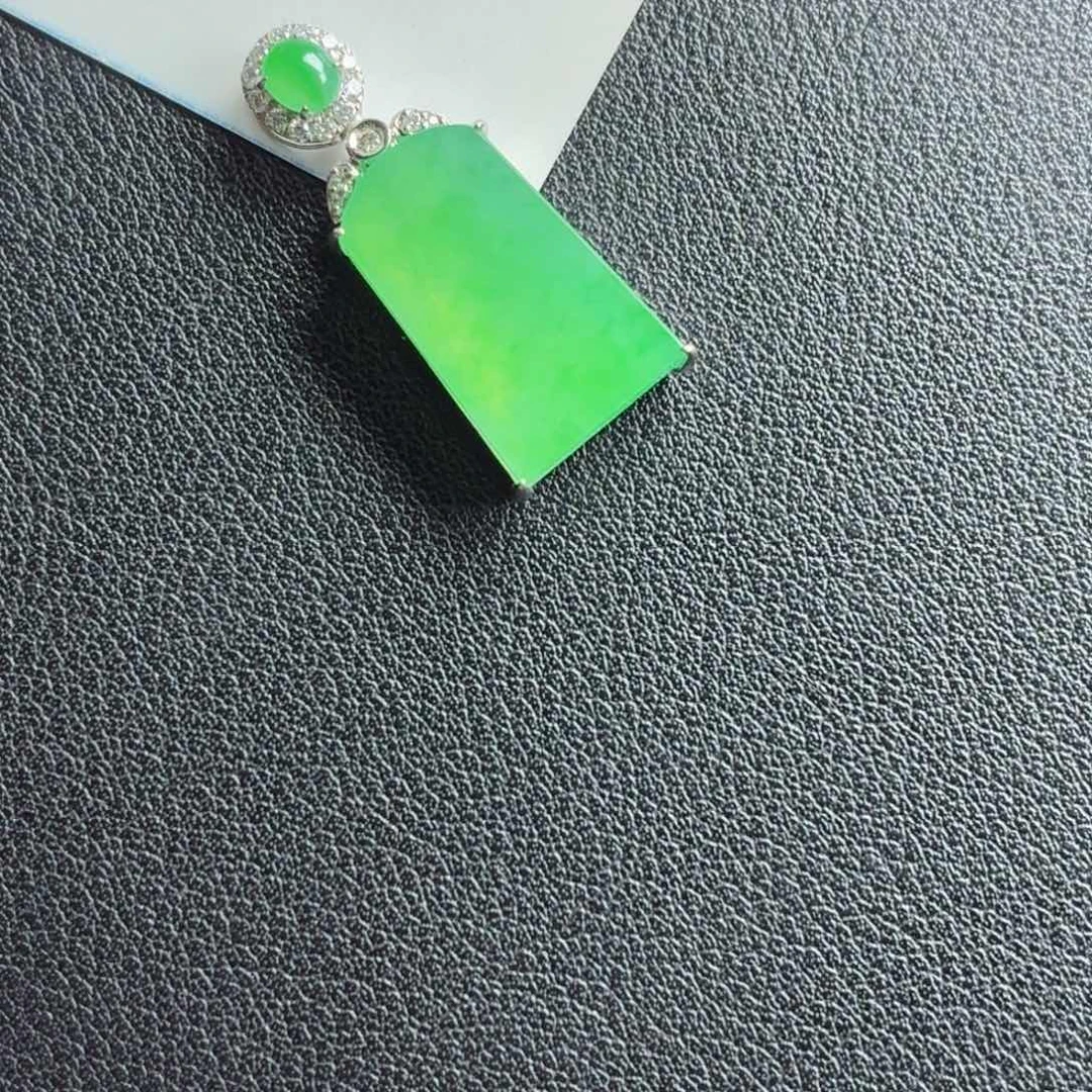 X***μ翡翠18K金镶嵌颈饰翡翠