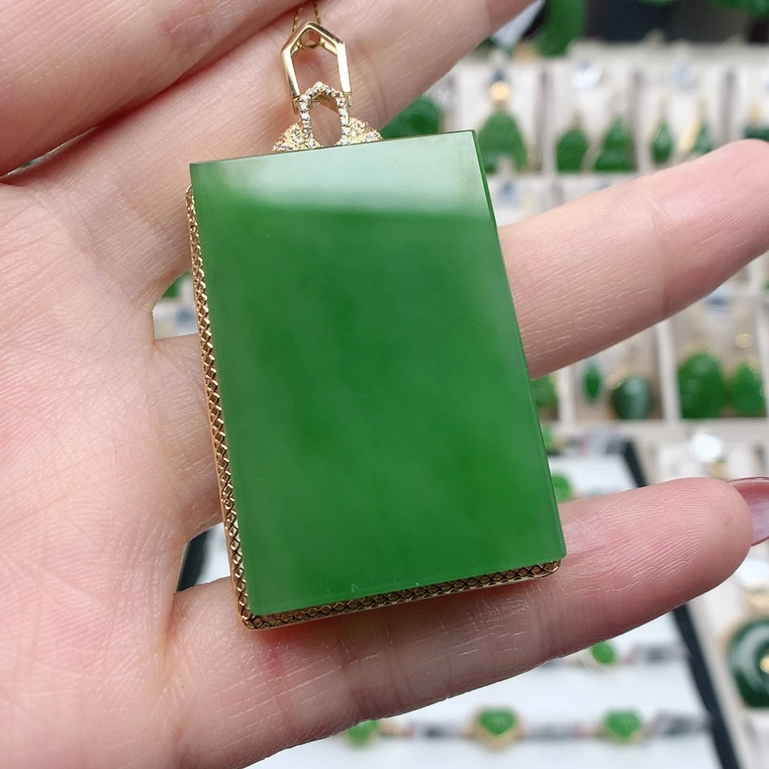 *****和田玉（碧玉）18K金镶嵌颈饰，37