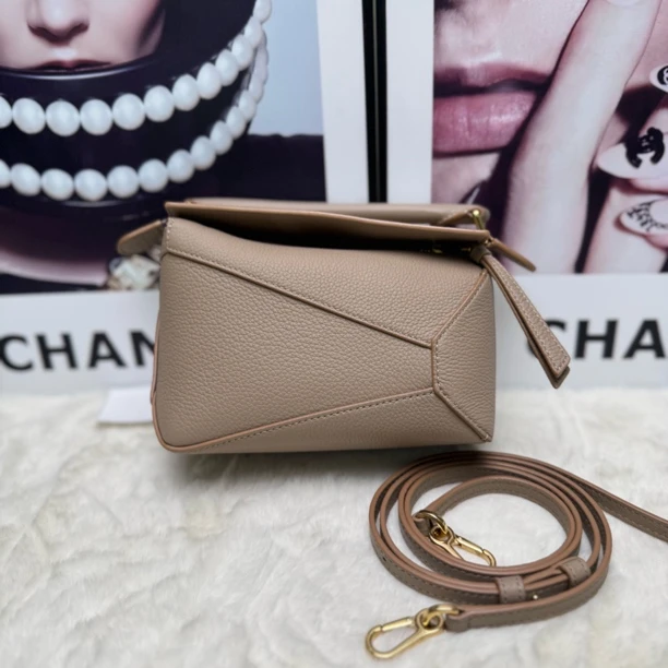 未使用 LOEWE/罗意威 沙色新款24年迷你puzzle斜挎包52M30075