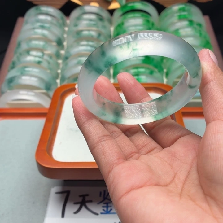 家***才石英质玉未镶嵌手镯