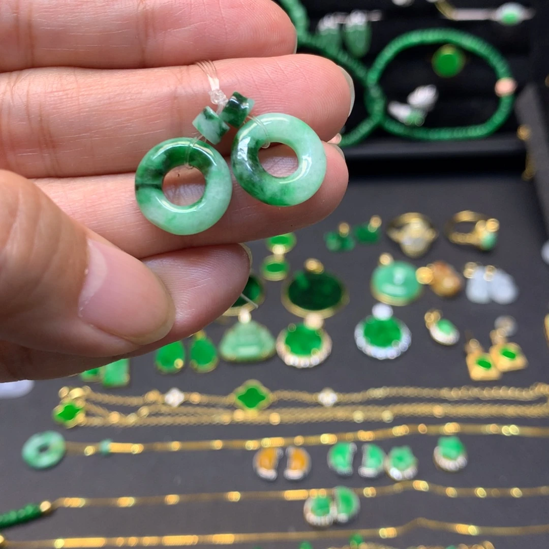 翡翠未镶嵌颈饰有纹