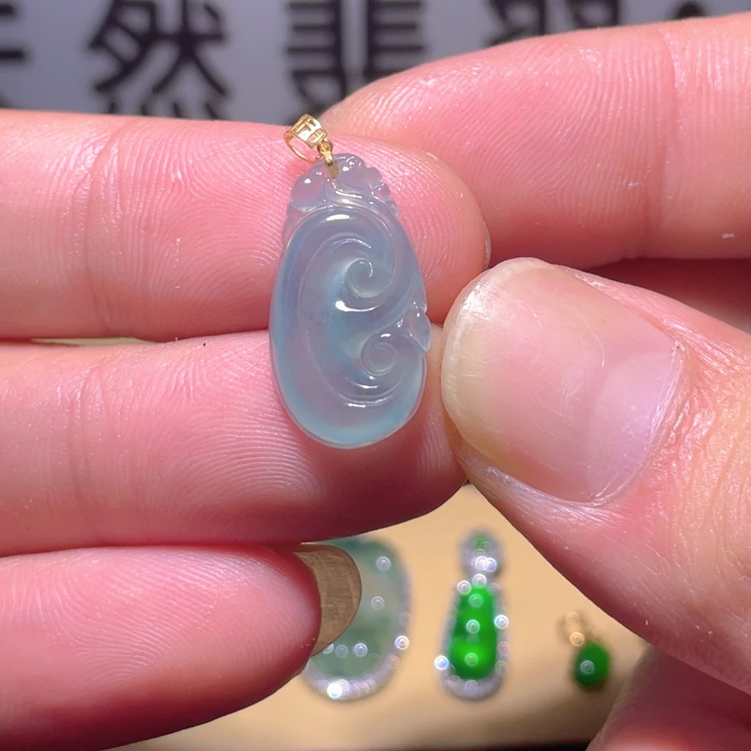 翡翠18K金镶嵌颈饰