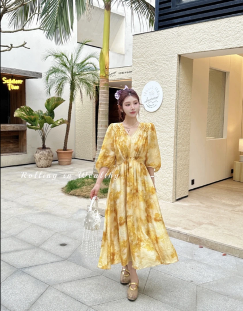 夏季新款气质重工钉珠法式V领碎花连衣裙女
