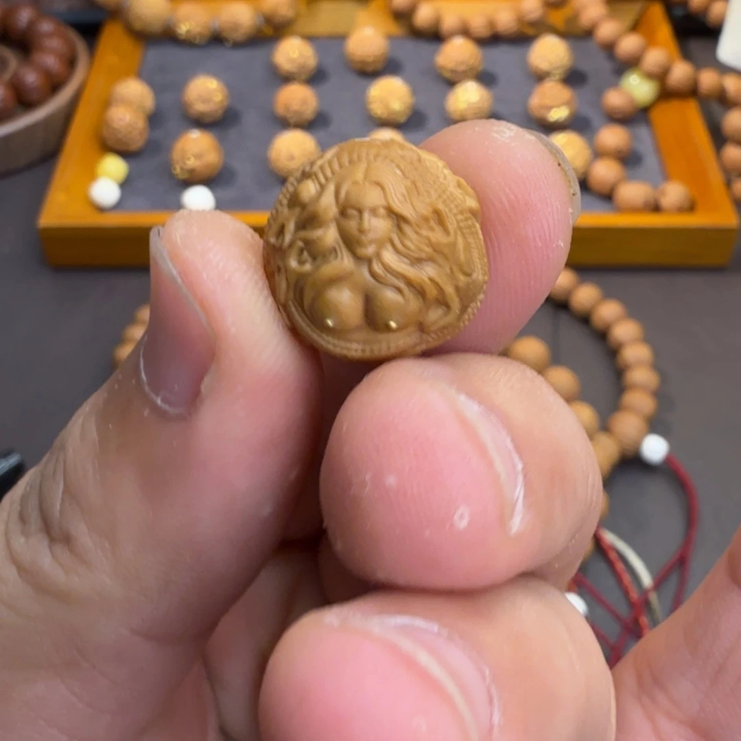 天***梦吊坠猴头核桃蛇女