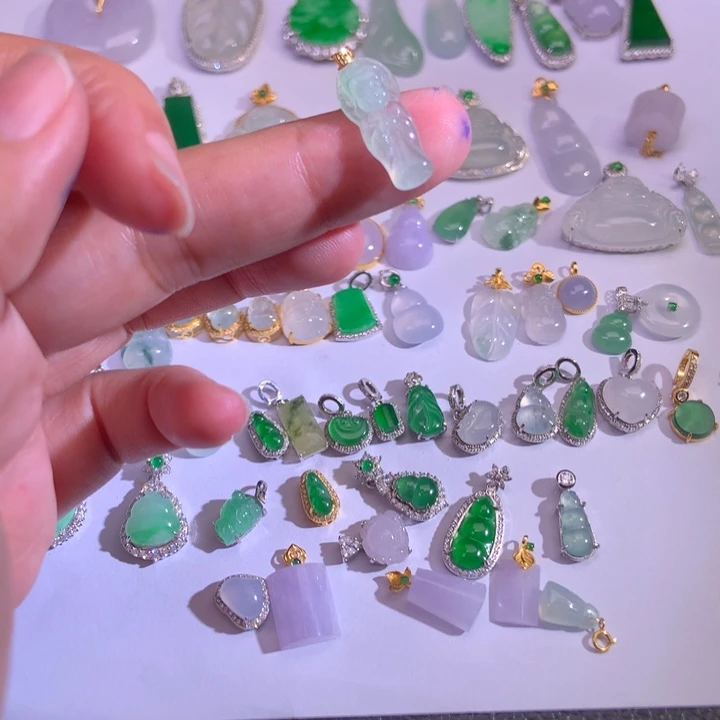 翡翠18K金镶嵌颈饰