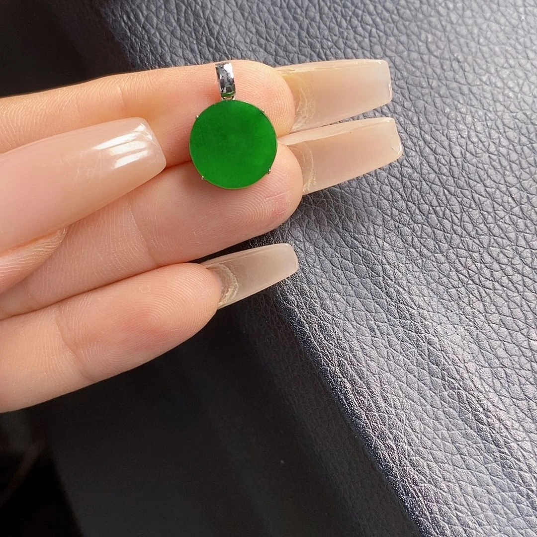 翡翠18K金镶嵌颈饰?**?翡翠