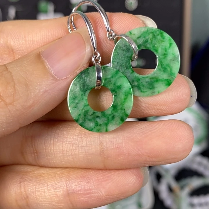 翡翠未镶嵌颈饰赤**朱翡翠未镶嵌颈饰