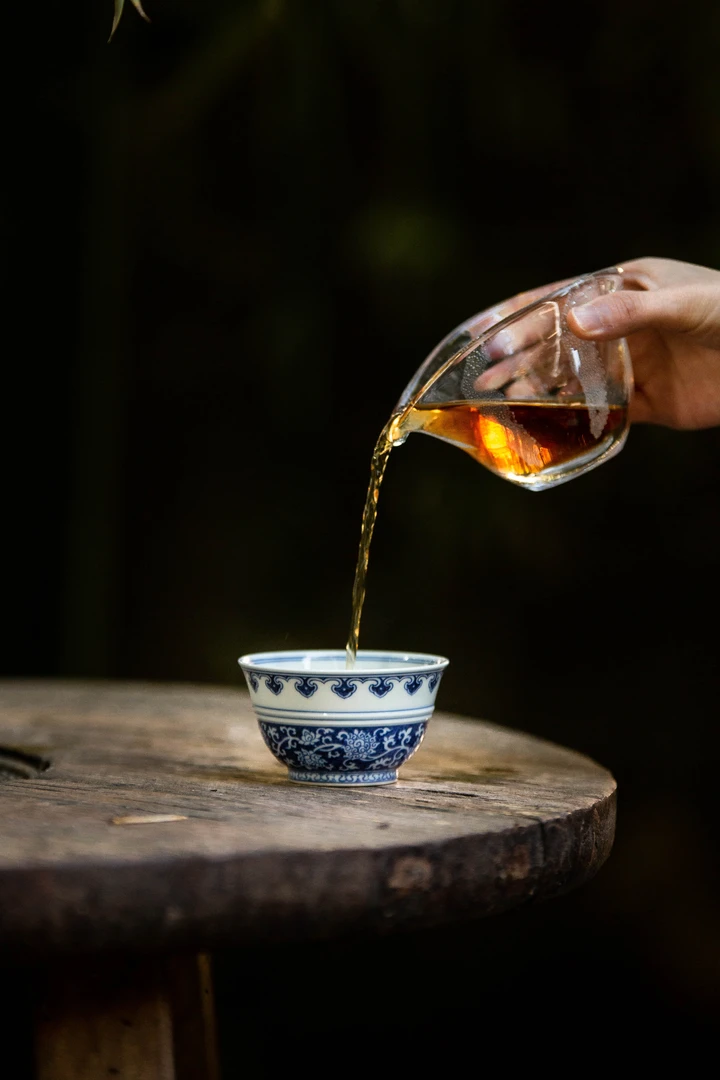 且斋蓝地缠枝莲如意纹弦纹杯红线价13